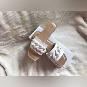 LIKE NEW! Summery white-on-white sandals with cool oversized white chain links.